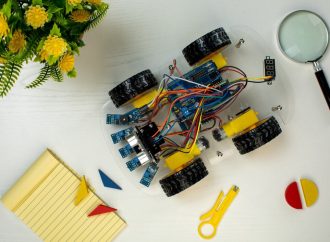 Poradnik do tworzenia własnego robota krok po kroku z wykorzystaniem komponentów dostępnych w sklepach elektronicznych