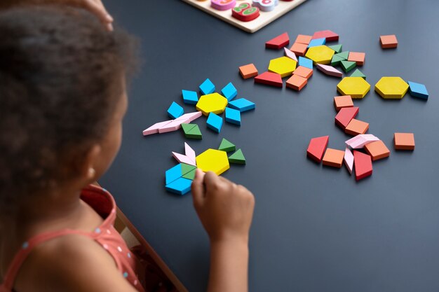 Jak zabawy edukacyjne mogą pomóc w rozwoju krótkotrwałej pamięci u młodszych dzieci